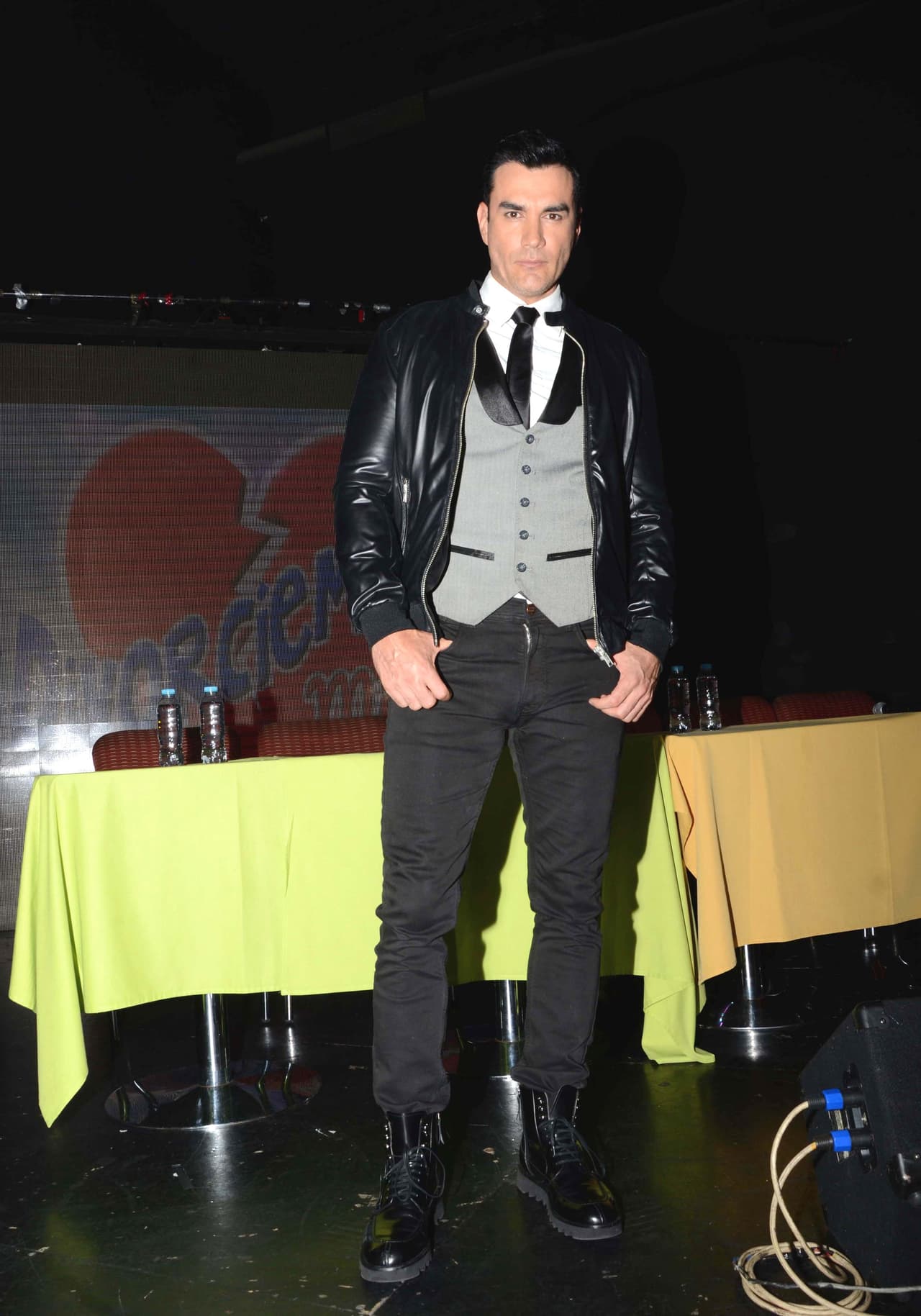 Lo que no ha cambiado para nada es esa mirada fuerte y decidida, mientras que su cuerpo sí ha tenido una evolución, ya que no ha día que el actor deje pasar sin ir a ejercitarse para mantener su atlética figura.