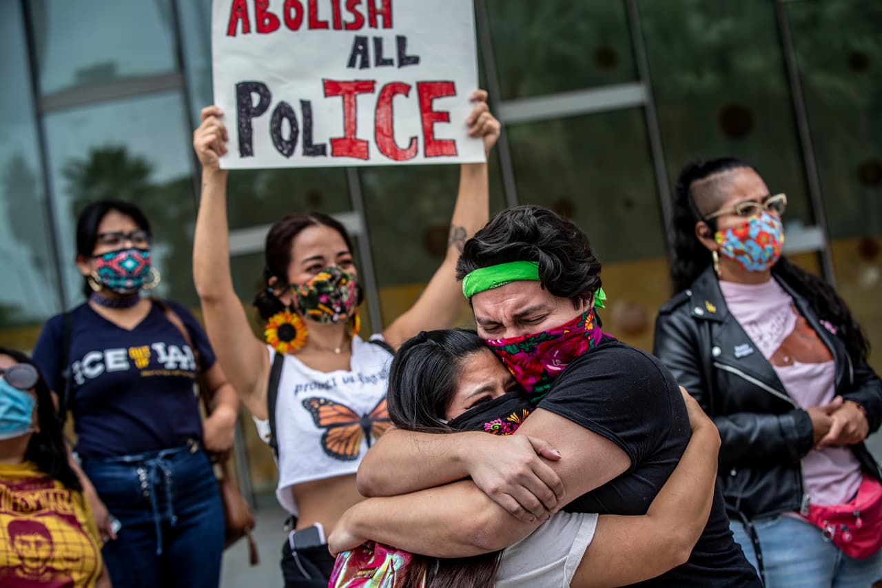 Edwin Soto Saucedo, beneficiario de DACA desde 2013, abraza a Karla Estrada, quien pertenece al progama desde hace dos meses, frente a la sede de la Policía de Los Ángeles. 
<br>