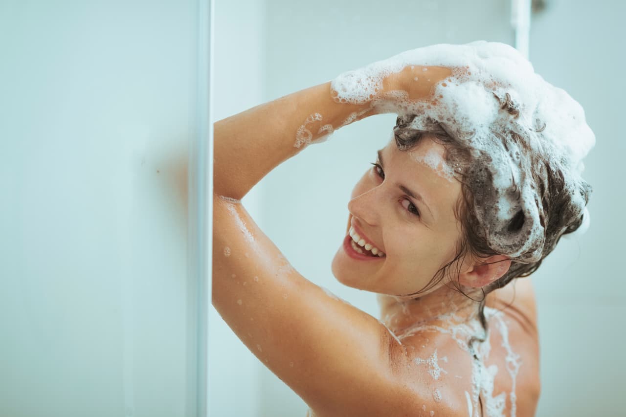 <b>Lávate el cabello con shampoo. </b>Otra fórmula sencilla para eliminar el olor a comida es tomando un baño y lavándonos el cabello con el shampoo de nuestra preferencia.