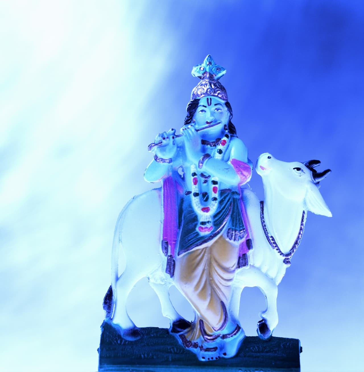 Otro mantra muy conocido es el llamado “Maha Mantra” o mantra principal popularizado en Occidente por el grupo de los Hare Krishnas.
<br>Es muy antiguo y procede de la India indicando la adoración al dios Krishna y su consorte Radha.