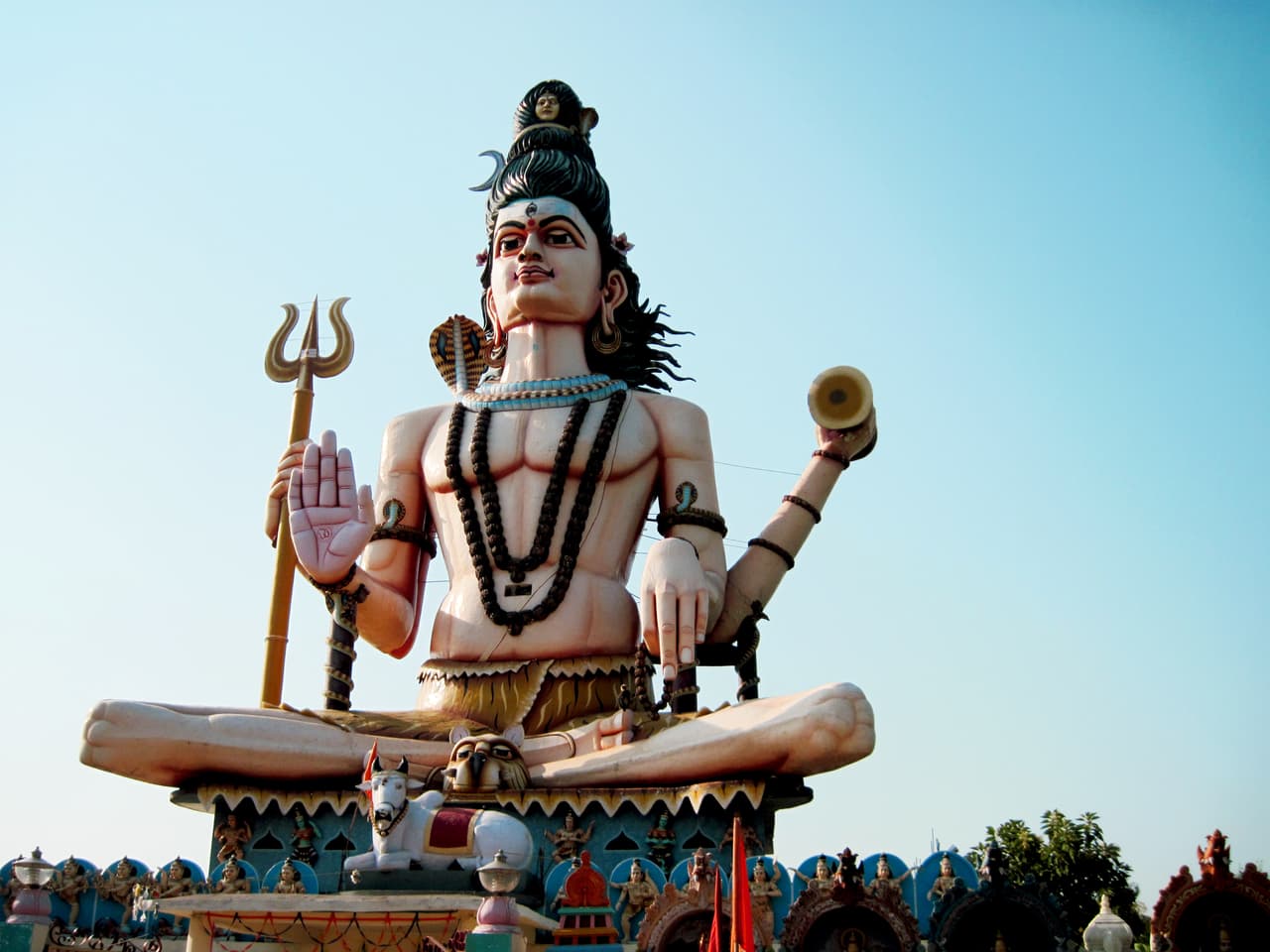 El mantra On namah shiva(ya) dedicado al dios Shiva originario también en el hinduísmo hace muchos siglos se utiliza para cantar las glorias de la deidad.