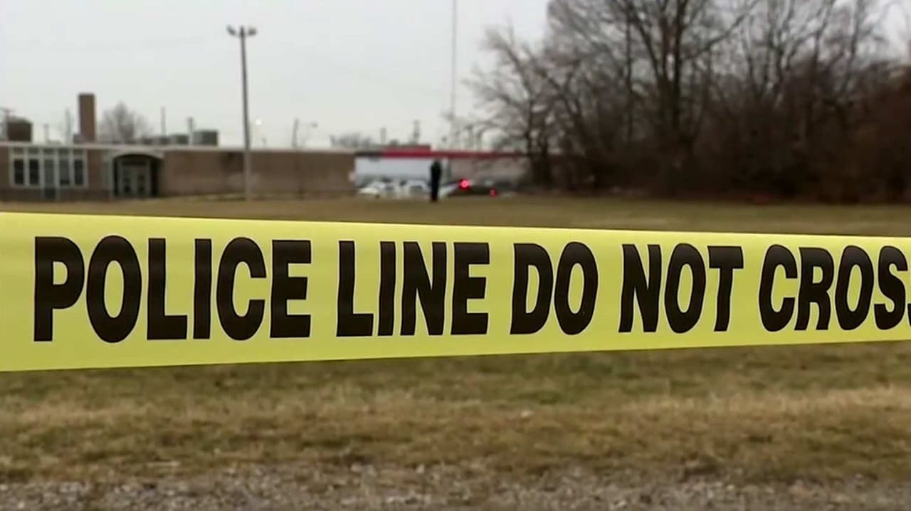 Acusan de asesinato a la madre de dos niñas halladas enterradas dentro de maletas en Cleveland