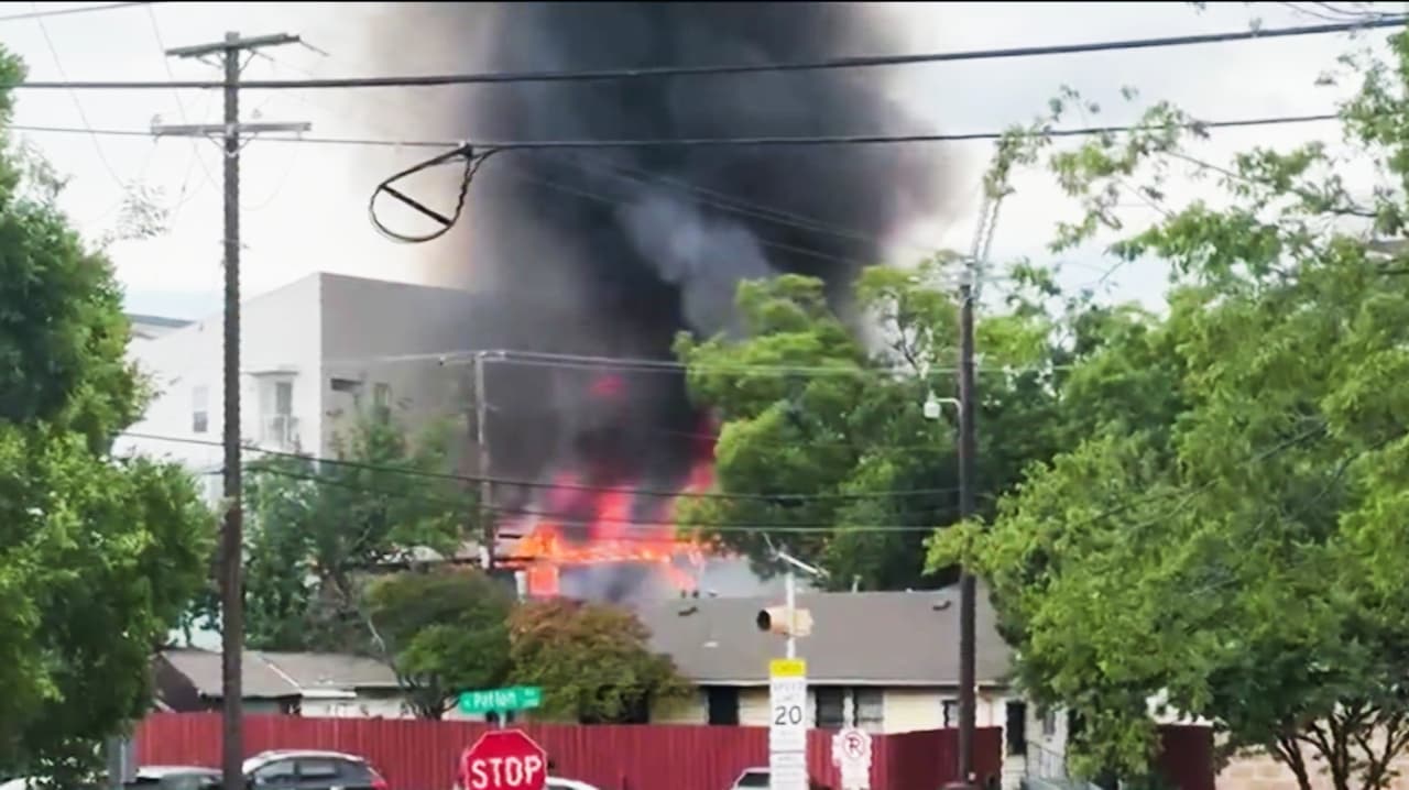Fuerte explosión por fuga de gas deja heridos y provoca incendio en Dallas