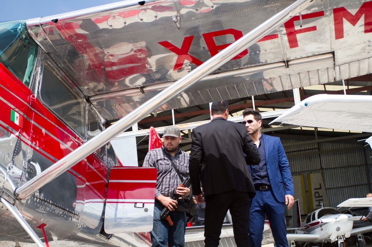 John se enteró que Zeki había secuestrado el avión donde viajaba Yolanda.