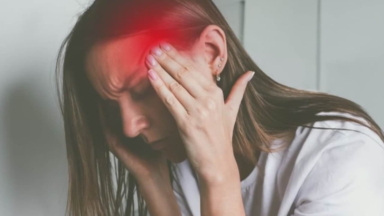 Cuáles son los nueve síntomas para reconocer la migraña; doctor explica