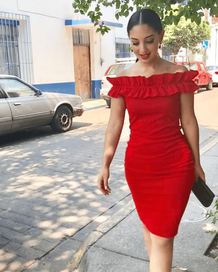 En su tiempo libre le gusta salir al cine y leer libros.