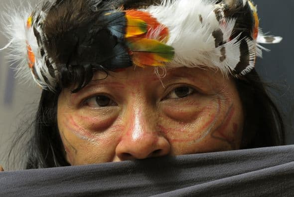 El proyecto será levantado a un costo de $3 mil millones, más otros $2,500 millones por la línea de transmisión. Pero para erigirla el gobierno de Brasil ordenó la expulsión o evacuación de la tribu Kayapó, un pueblo indígena de la región amazónica del Mato Grosso que vive ahí desde siempre.