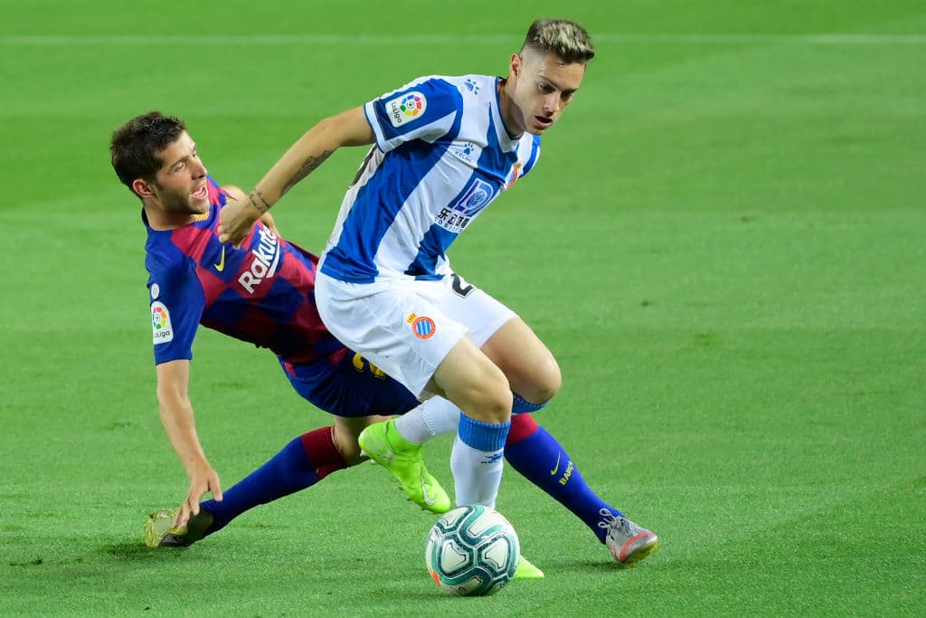 Sergi Roberto no logra anticipar de manera correcta a Pol Lozano y termina generando peligro en su propio arco.