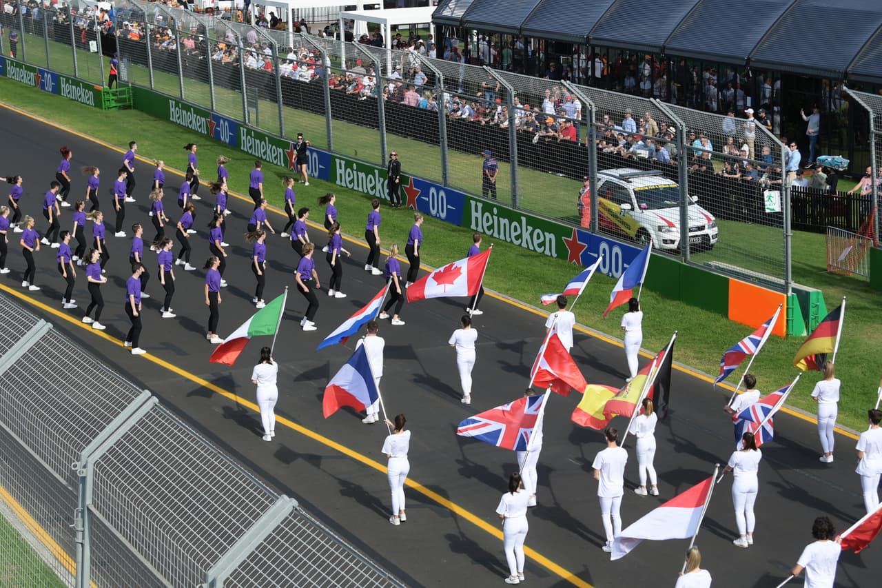 Charles Leclerc se llevó de punta a punta el GP de Melbourne en una extraordinaria carrera mientras que el mexicano Checo Pérez se trepó al podio seguido por George Russell. Max Verstappen quedó fuera por falla mecánica.