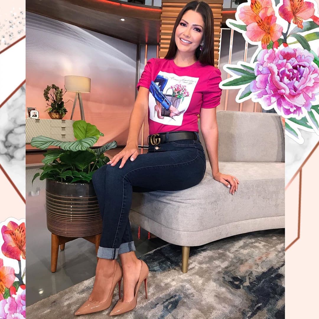 La moda ‘denim’ es un ‘must’ cada temporada, y este es un ejemplo de cómo llevarla y lucir totalmente ‘chic’.
<br>