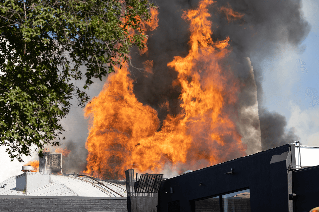 El restaurante mexicano Alejandra's ardió tras ser alcanzado por el fuego de un contenedor de basura.
