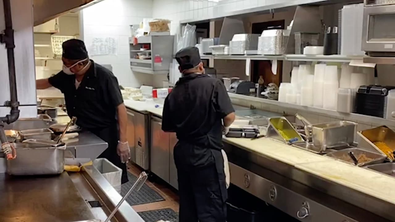 Los restaurantes del área de Houston tuvieron que cerrar sus puertas al público pero siguen ofreciendo comida para llevar en esta pandemia del coronavirus.