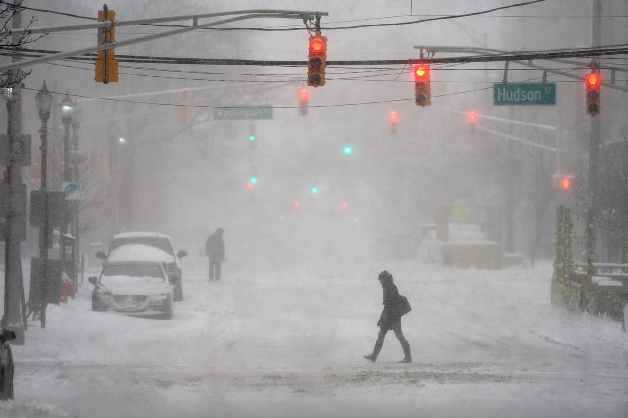 Amtrak canceló su servicio de trenes entre Boston y Washington, y el servicio Pennsylvanian hizo lo mismo con sus rutas entre Nueva York y Pittsburgh. Todos los trenes y autobuses de Nueva Jersey suspendieron servicio a excepción de la Atlantic City Rail Line. En la fotografía la nevada en Hoboken, Nueva Jersey.
<br>