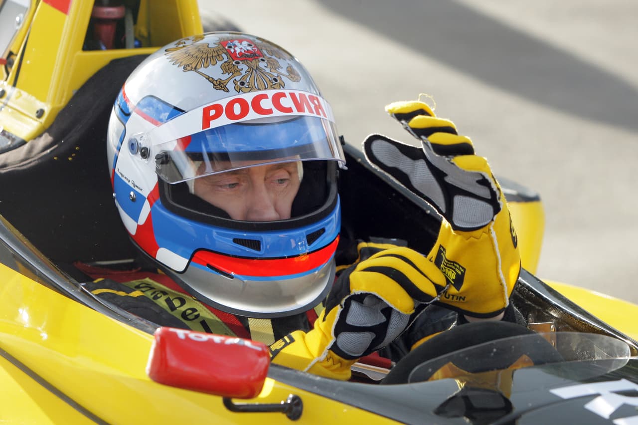 <b>Putin piloto</b>. El presidente ruso al volante de un auto del equipo Renault de Fórmula Uno en su natal San Petersburgo el 7 de noviembre de 2010.