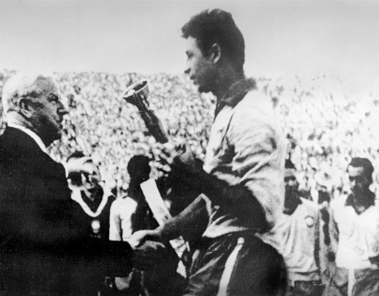 El trofeo y la Copa Mundo fueron nombradas como Jules Rimet, el francés que fue presidente de la Fifa y promovió la realización del torneo.