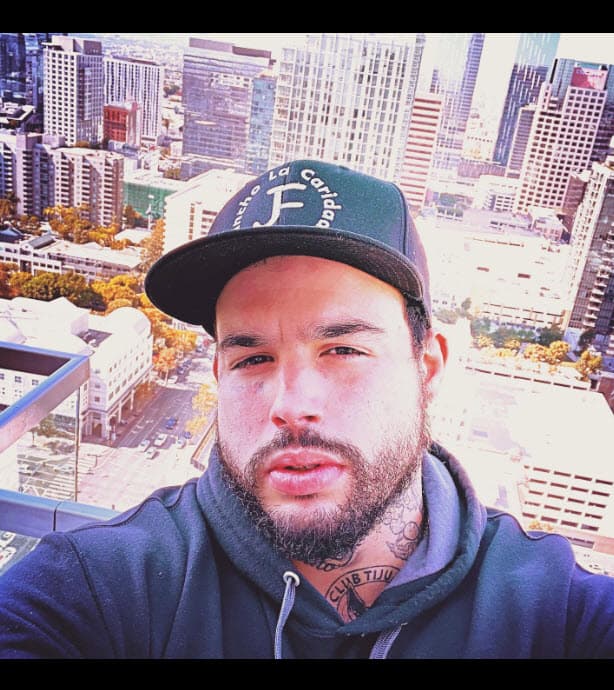 En abril pasado, 
<b>Despierta América</b> confirmó que el joven sería papá, 
<b><a href="https://www.univision.com/famosos/pepe-aguilar-abuelo-hijo-emiliano-aguilar" target="_blank">haciendo abuelo a Pepe Aguilar por primera vez</a></b>. Pocos datos se conocen hasta ahora sobre el estado de gestación de la madre de la criatura y del estado civil de Emiliano Aguilar. 
<br>