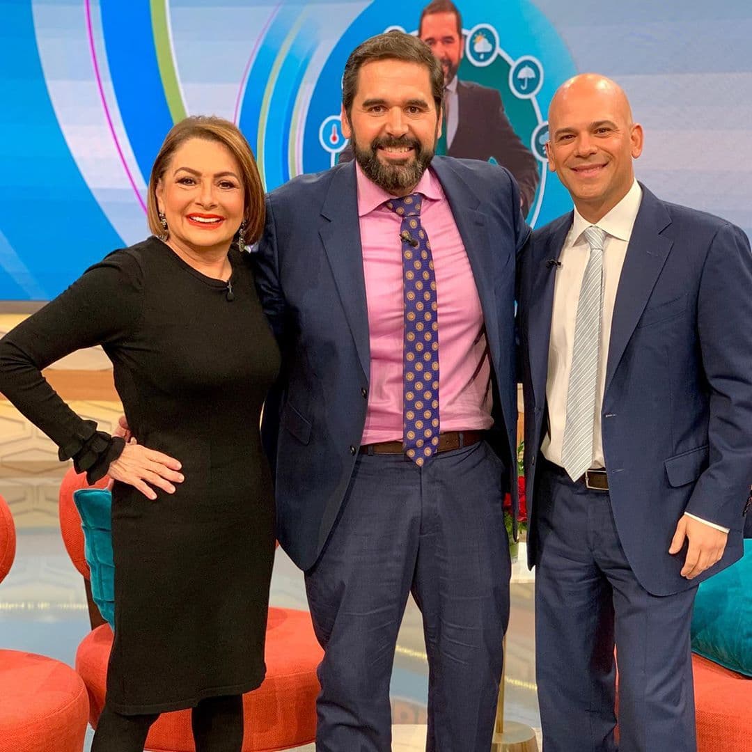 El talento del show matutino sostiene una estrecha relación y se muestra apoyo incondicional. Por ejemplo, cuando María Antonieta Collins y el doctor Juan se ofrecieron para ayudar a Albert Martínez en el proceso de perder las libras que tiene de más.