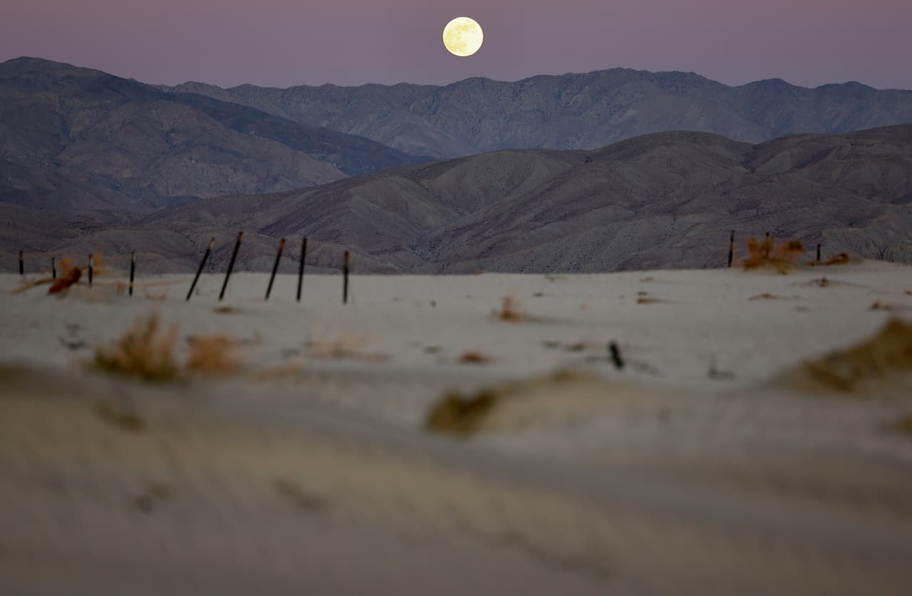 La 'Luna fría' coincidió con un fenómeno: el satélite eclipsó temporalmente a 
<a href="https://www.univision.com/explora/una-fotografia-de-marte-en-alta-resolucion-revela-detalles-nunca-antes-vistos-del-planeta">Marte</a>. El evento fue visible en América del Norte, Europa y el norte de África. La gráfica muestra la luna llena sobre el desierto en California.