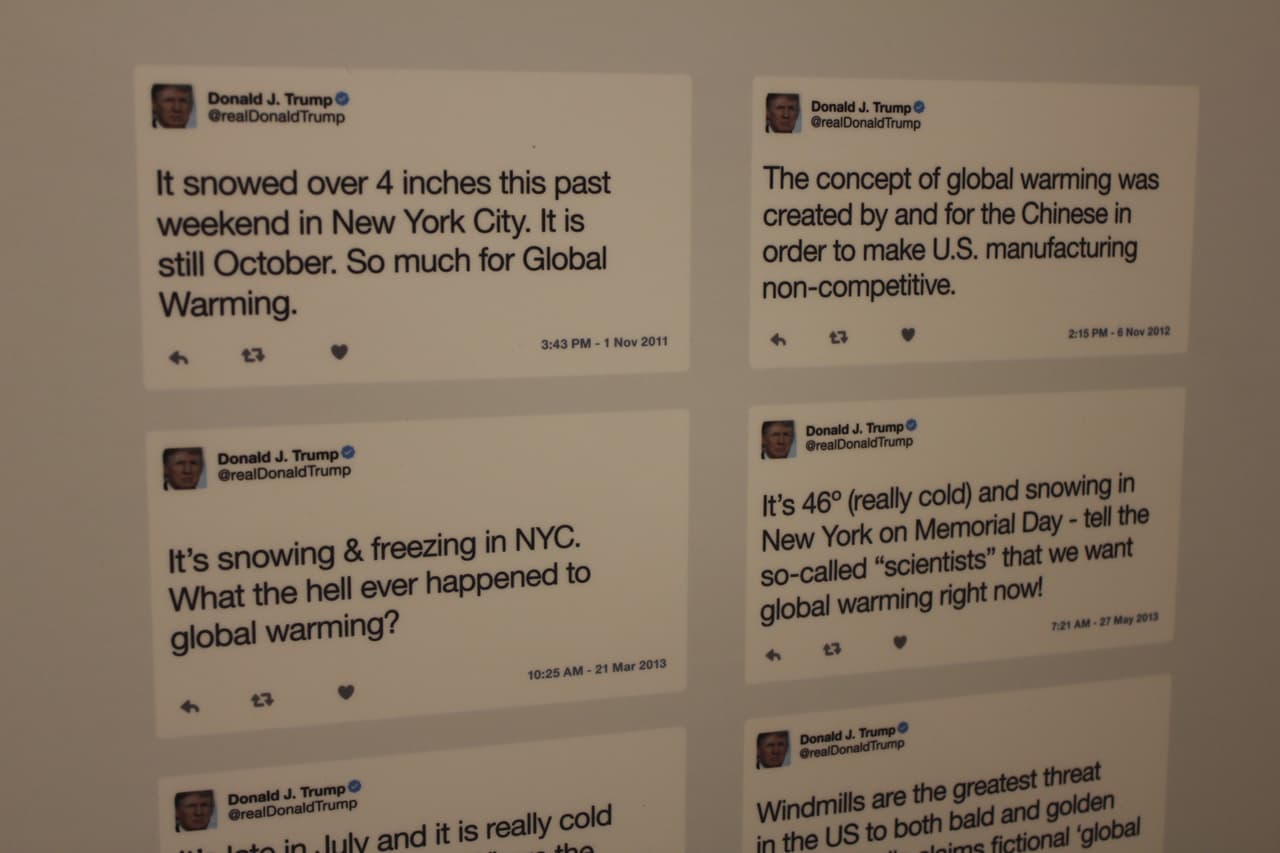 Otra 'gran batalla' es 
<b><a href="http://www.univision.com/noticias/planeta/trump-enfrenta-a-eeuu-con-el-resto-del-planeta-al-salirse-del-acuerdo-de-paris-contra-el-cambio-climatico">su negativa a reconocer la mano del hombre en el cambio climático</a></b>. O a tan siquiera reconocer el calentamiento de la Tierra. "cayeron más de cuatro pulgadas de lluvia en Nyeva York este fin de semana. Y aún es octubre", se lee en uno de sus tuis. "El concepto del cambio climático fue creado por los chinos para que las fábricas de Estados Unidos sean menos competitivas", se lee en otro. (Patricia Vélez/Univision Noticias)