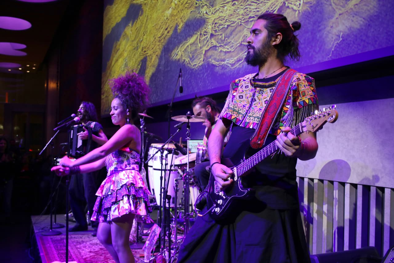 En marzo, tras una breve pausa, va a presentar por primera vez 
<i>Magnetismo</i> en su país, Argentina, y en Uruguay y Chile. 
<br>