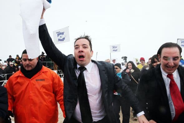 ¡Lo hizo!Mira lo congelado que quedó el comediante Jimmy Fallon luego de aceptar el reto que le hizo el alcalde de Chicago Rahm Emanuel de lanzarse a las congeladas aguas del Lago Chicago durante el Polar Plunge 2014 y con un temperatura de 2 grados