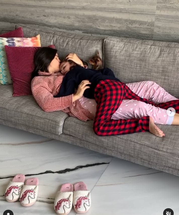 Al cabo de la medicación, Luz Elena González
<b><a href="https://www.univision.com/famosos/luz-elena-gonzalez-denuncia-que-falsos-policias-la-intentaron-extorsionar-pero-policias-de-verdad-la-salvaron-video" target="_blank">fue sometida a un estudio </a></b>de sangre que arrojó que ya no tenía larvas en el organismo, pero cada seis meses debe tomar un medicamento "para eliminar cualquier tipo de parásitos".