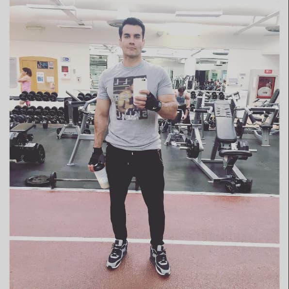 Para tener ese cuerpo tan bien tonificado David comparte sus mejores rutinas en las redes sociales.