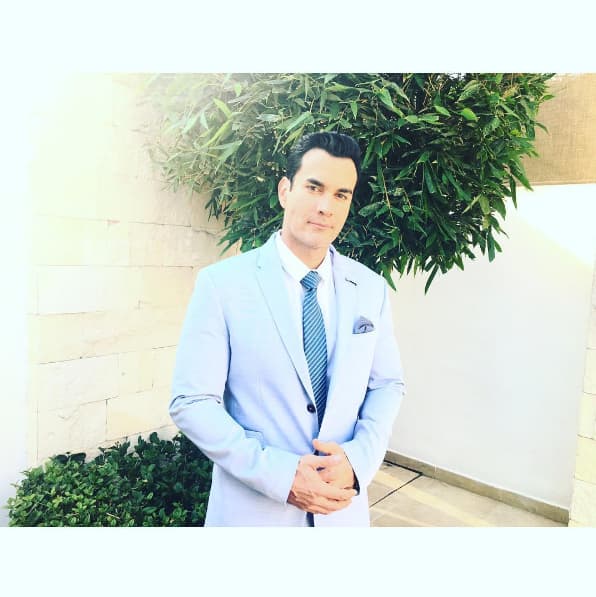 Y es que el traje le sienta bastante bien y mucho mejor los colores claros como luce en la fotografía.