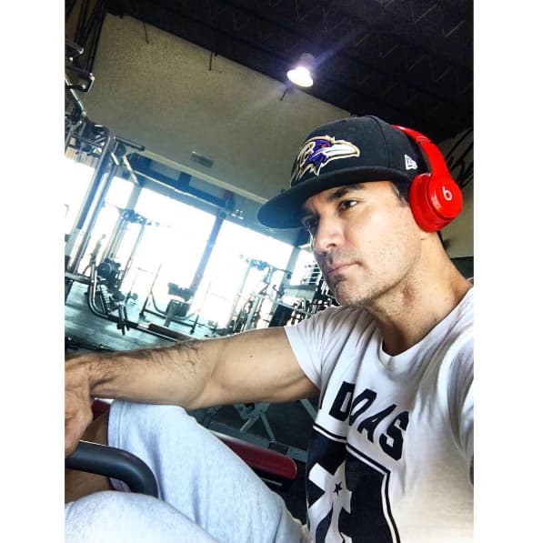 Eso sí siempre acompaña el ejercicio con música. Seguramente escucha la suya para inyectarse de mucha energía cuando pisa los escenarios.