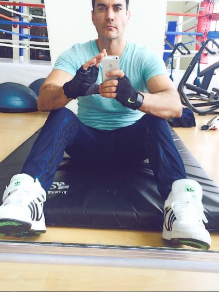 Y es perfecto para cuando pasa horas en el gimnasio. El actor no pierde el tiempo y entre algunos aparatos y gotas de sudor su cuerpo se tonifica cada vez más.