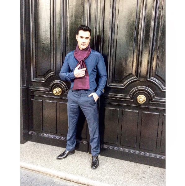 Cuando se decide por un look un poco más relajado deja a un lado la corbata, pero sin perder estilo. ¿Qué opinan?