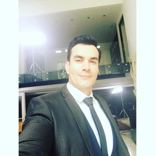 Ahora que lo vemos en la novela “Tres Veces Ana” podemos disfrutar de David la mayor parte del tiempo en looks muy casuales.