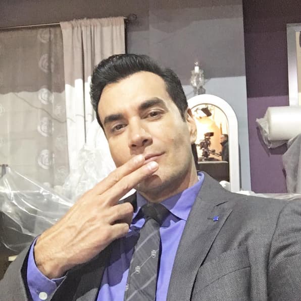 Cuando manda besos a sus fans a través de las redes sociales todas se emocionan tanto que lo llenan de halagos y corazones rojos.