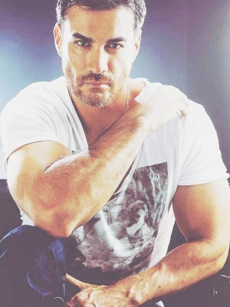 Además está perdidamente enamorado de Ana Laura.