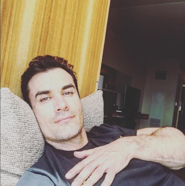 Lo mejor de todo es que todas las noches puedes disfrutar de su talento y galanura en la novela “Tres Veces Ana” donde interpreta a Ramiro.