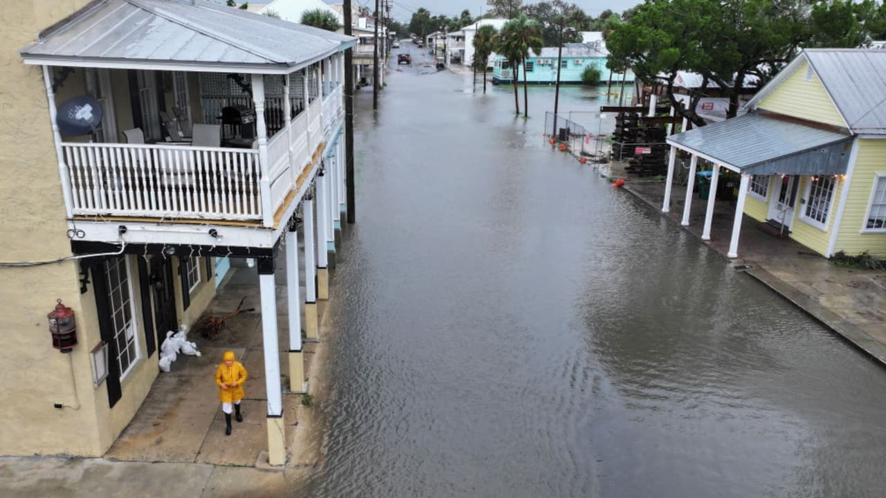 Debby tocó tierra este lunes, a eso de las 7:00 a.m., en la región de Big Bend, en Florida, como huracán categoría 1. Entrada la noche, se había debilitado a tormenta tropical, en ruta a Georgia.