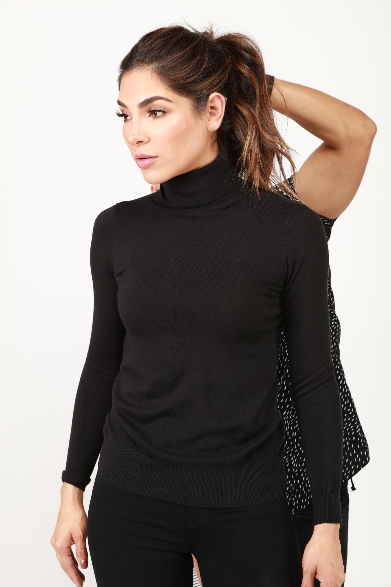 <b><a href="http://www.univision.com/shows/la-reina-de-la-cancion/las-mejores-fotos-de-los-looks-de-alejandra-espinoza-en-la-reina-de-la-cancion-fotos" target="_blank">Alejandra </a></b>llegó con 
<b><a href="http://www.univision.com/shows/la-reina-de-la-cancion/lo-sentimos-alejandra-matteo-y-su-papi-son-dos-gotas-de-agua-fotos" target="_blank">Matteo</a></b> a su primera sesión de fotos desde que vive en Los Ángeles y busca abrirse camino en la actuación. Desde lo natural hasta lo glamoroso, Alejandra jugó con varios estilos para abarcar todo tipo de personajes y llamar la atención de los productores. 
<b><a href="http://www.univision.com/shows/la-reina-de-la-cancion/capitulo-4-alejandra-la-de-tijuana-en-la-los-americanos-la-prefieren-al-natural-para-ellos-mas-es-menos-video" target="_blank">MIRA EL VIDEO</a></b>.