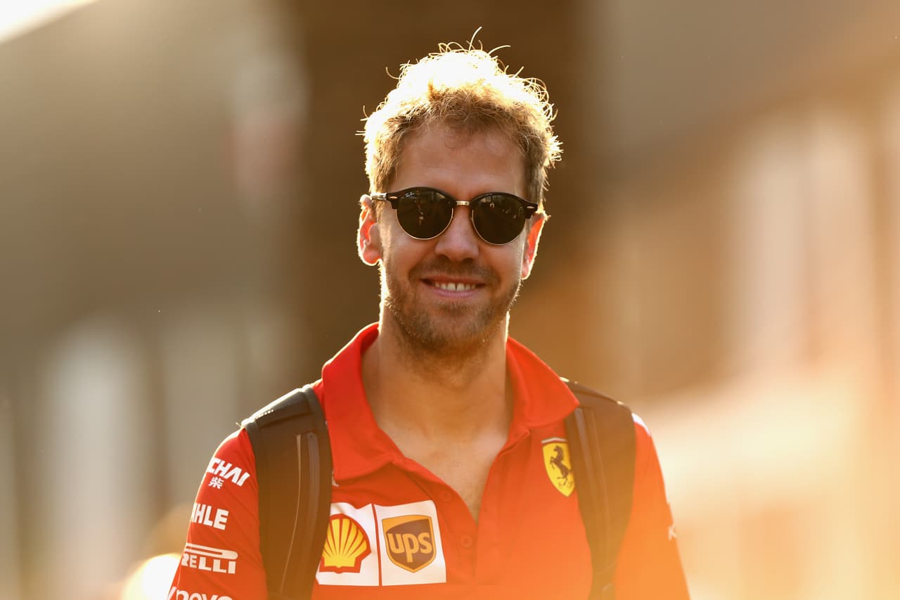 Sebastian Vettel sonríe para la camara a su llegada al Autódromo Hermanos Rodríguez.
