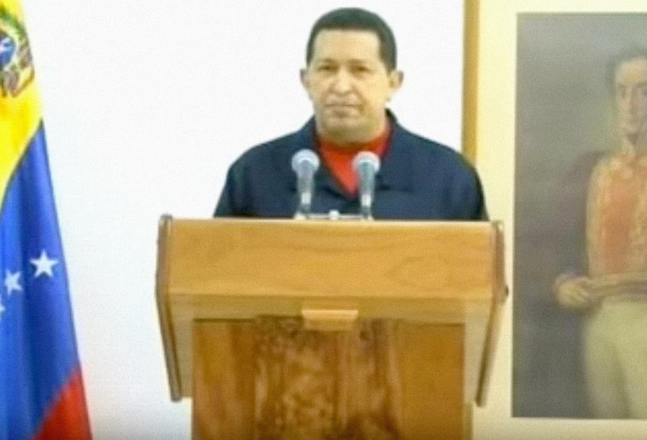 <b>La enfermedad escondida. </b>Los rumores de que Hugo Chávez padecía una enfermedad grave eran indetenibles. El 30 de junio de 2011, él mismo confirmó -en un discurso televisado desde La Habana- que se estaba recuperando de una operación para extirpar un tumor con células cancerosas. Solo entonces, los viajes que el presidente hacia a Cuba para tratarse la enfermedad fueron de dominio público. Los detalles de su padecimiento, intervenciones quirúrgicas, diagnóstico y facultades para el ejercicio del poder en esos momentos, continúan siendo un misterio.