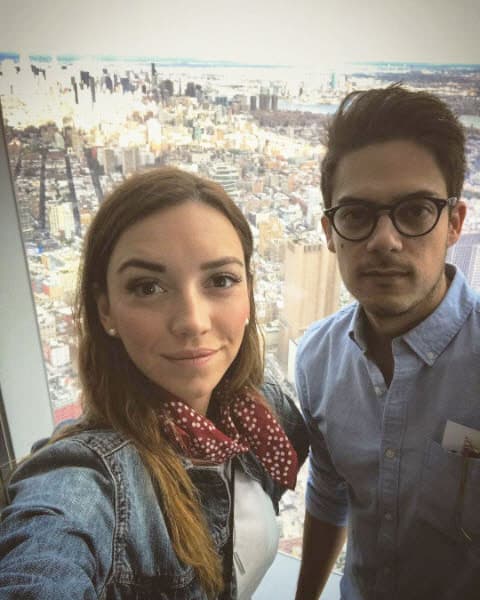 La actriz se encuentra en Nueva York y compartió el momento: "🏻🕺🏼 Chido viajar con @robtalcual porque somos muy buenos friends, la verdad 😍. Te amo, esposo".