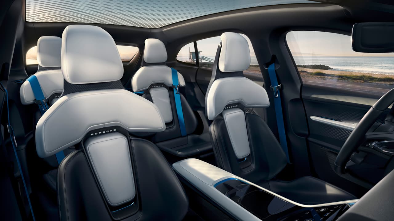 Los asientos del Porsche Mission E Cross Turismo son bastante menos realistas que su tablero y su consola, pero mucho más acordes con un vehículo conceptual. Afortunadamente aún nadie a acusado a Porsche de hacer mal sus asientos por lo que esa es una área en la que realmente no tenemos motivos para preocuparnos una vez que el Mission E Cross Turismo sea traducido al mundo de la producción comercial.