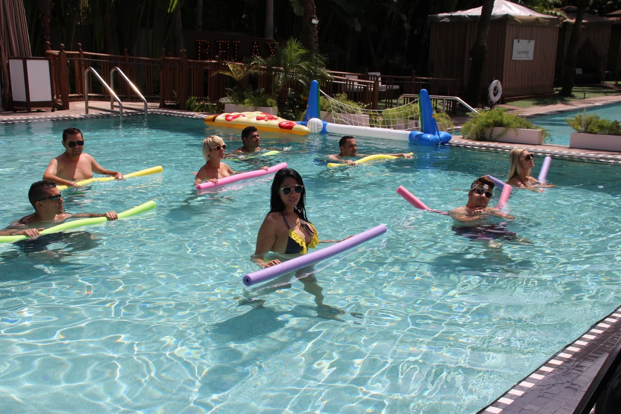 Ops! parece que William quedó agotado luego de la intensa actividad en la piscina.