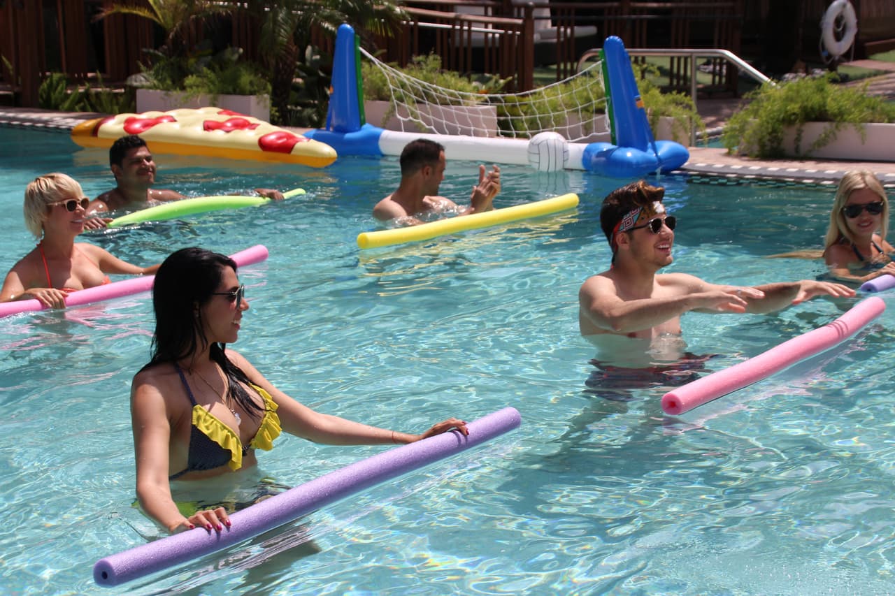 ¡Como pez en el agua! William presumió lo bien que maneja el tubo flotador para ejercitarse.