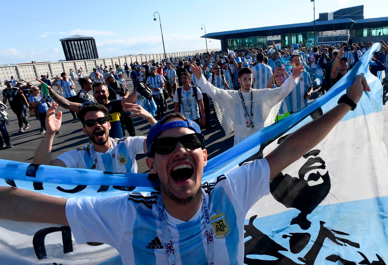 Los fanáticos de Argentina inundan de pasión el partido contra Nigeria en un encuentro de alegría y colorido en el tercer y definitivo partido del grupo D del Mundial Rusia 2018.