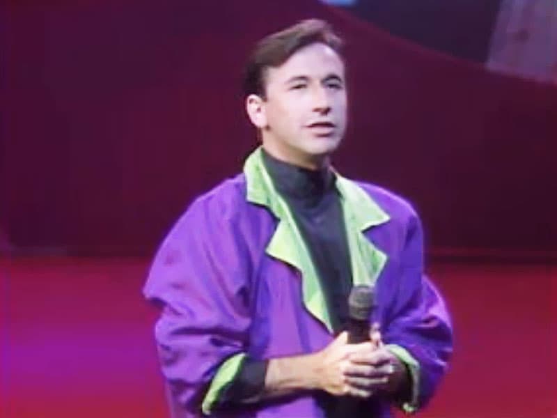 La primera entrega de Premio Lo Nuestro en 1989 estuvo llena de estrellas. Ricardo Montaner se presentó para interpretar el tema 'Tan enamorados' y para anunciar al ganador de la categoría Productor del año.