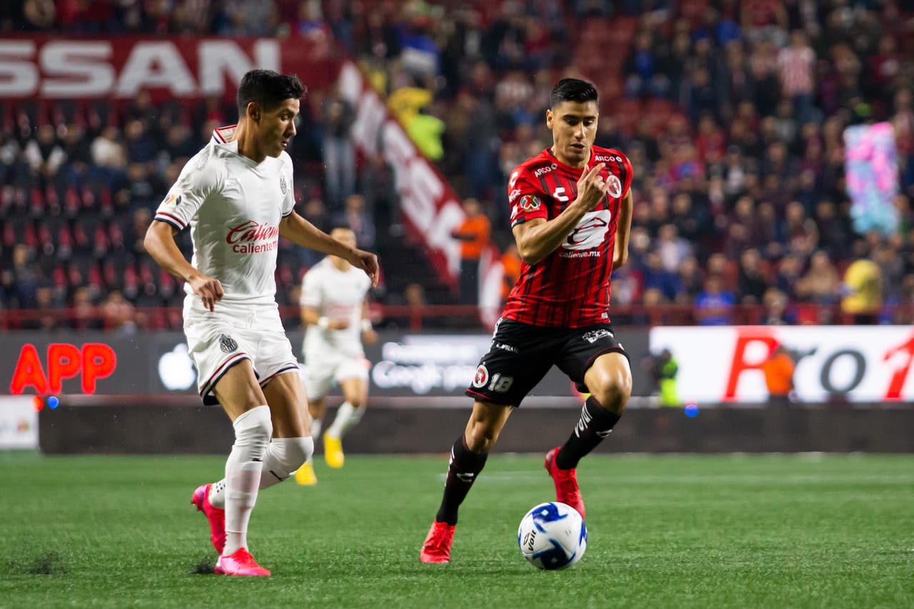 Uriel Antuna desborda, amaga y consigue el tiro de esquina.