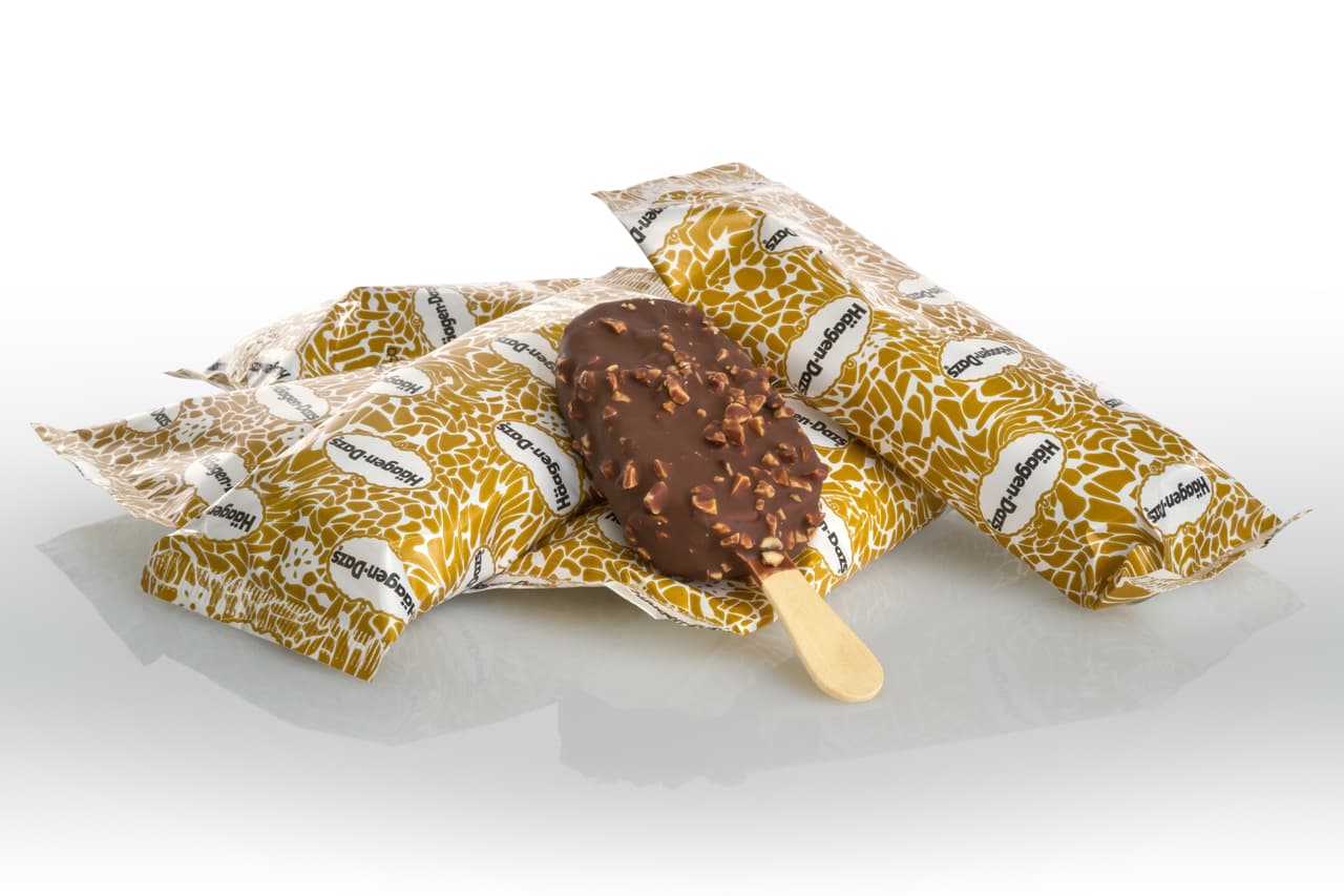 <b>Helados Häagen Dazs.</b> Reuben Mattus fue un inmigrante judío de Polonia que vendía helados en Brooklyn en la década de 1920, cuando era un niño. Continuó en el negocio como adulto y en 1960 decidió producir una línea de helados premium con un nombre que sonara danés, tal vez como un tributo a la resistencia danesa que salvó a muchos judíos durante la Segunda Guerra Mundial. 
<br>
<br>Mattus probó numerosos nombres supuestamente daneses hasta que dio con ‘Häagen-Dazs’, palabras que no significan nada en ese idioma (que además no usa diéresis ni la combinación de letras ‘zs’).
<br>