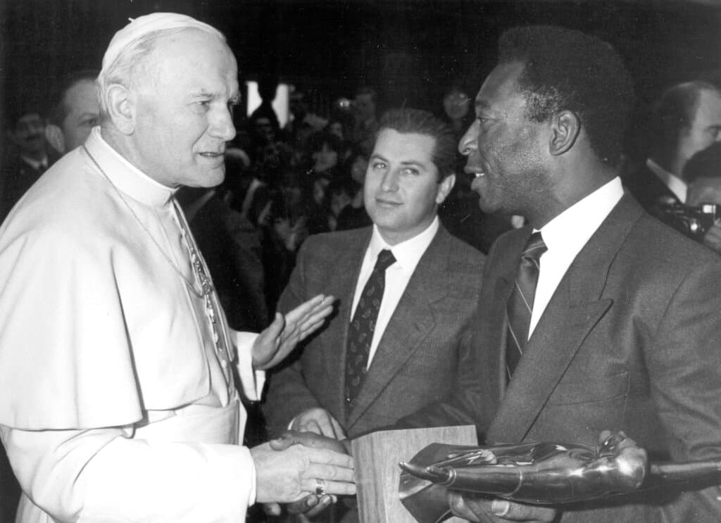 El Papa Juan Pablo II le da la mano a Pelé, exfutbolista brasileño, durante una audiencia privada en el Vaticano, el miércoles 18 de marzo de 1987.