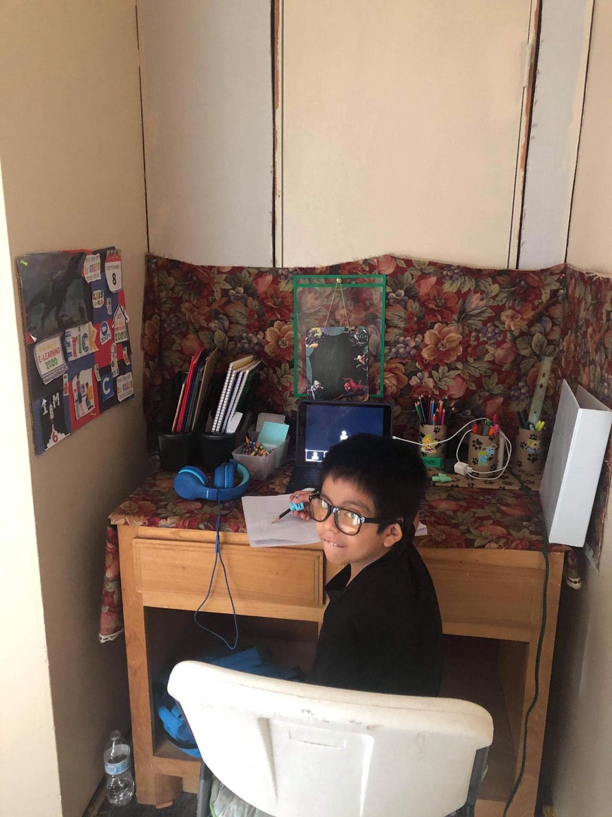 Una familia hispana decidió rentar un generador para poder vivir y además para que sus hijos pudieran comenzar clases.