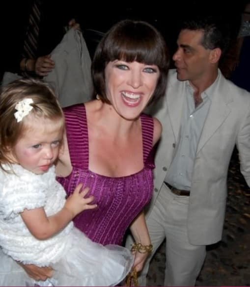 Al nacimiento de Valentina Andrea se alejó del escándalo, siguió su trabajo y ha criado a su hija lejos de las cámaras de televisión.